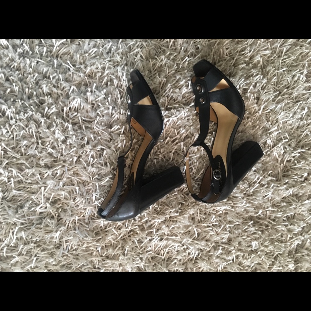 COLE HAAN peep toe leather shoes.